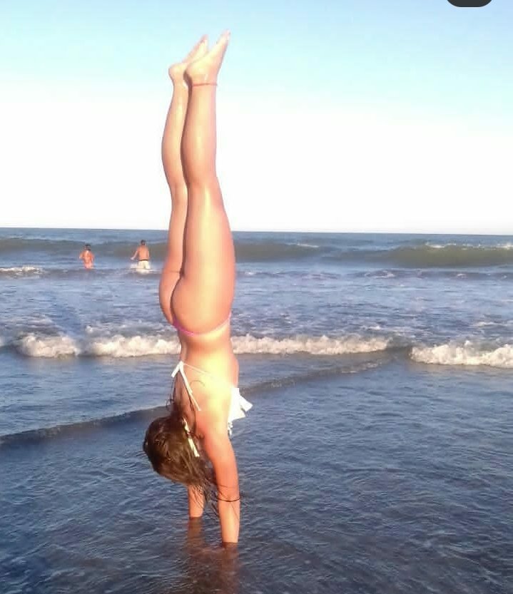 Vicky Diaz Curia Handstand 2.png