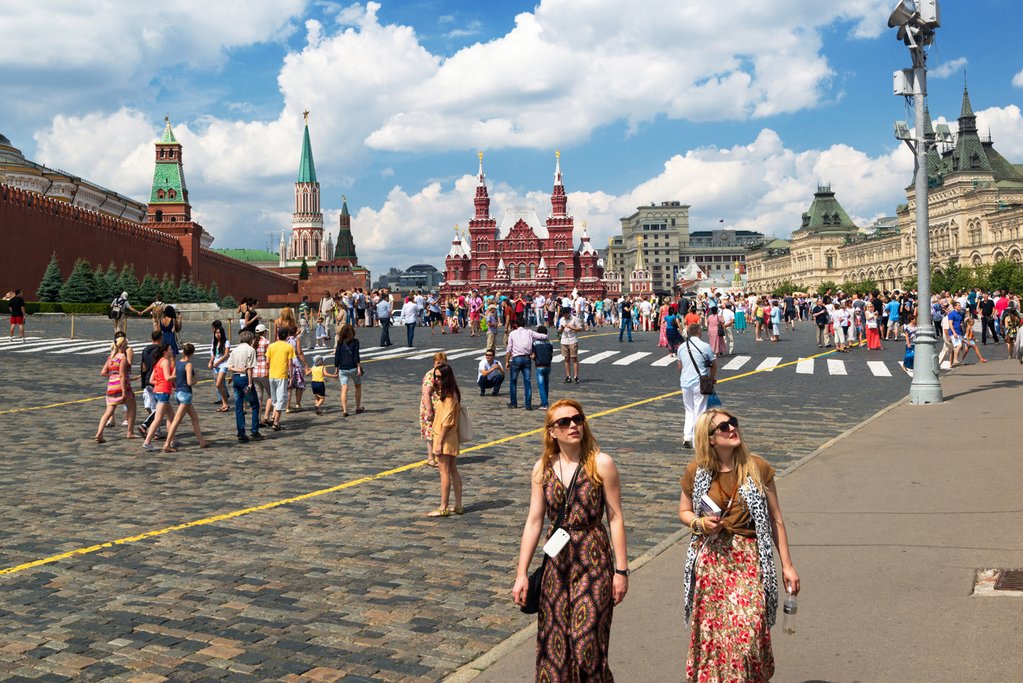 Mocsow-Tourists-visiting-the-Red