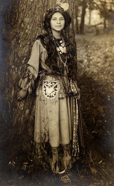 Iroquois-Seneca-woman-dress-clot